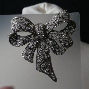 Beautiful metallic  bow style magnetic broach